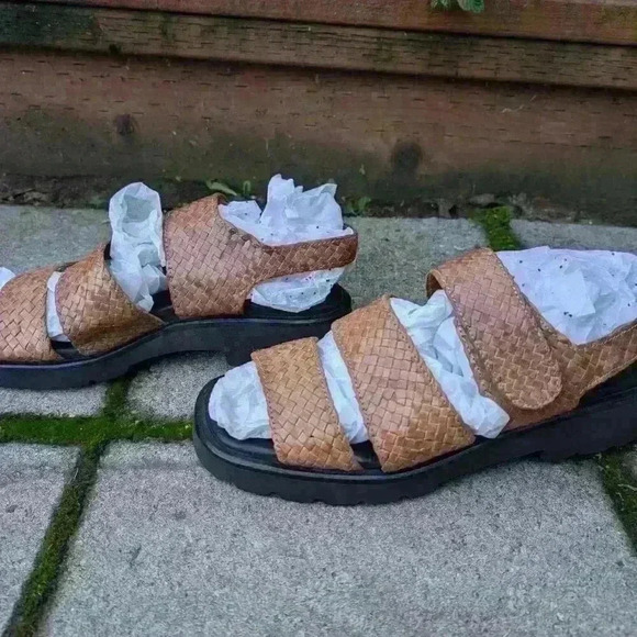 Beautiful Aquatalia brown woven leather sandals size 10 - Picture 3 of 6